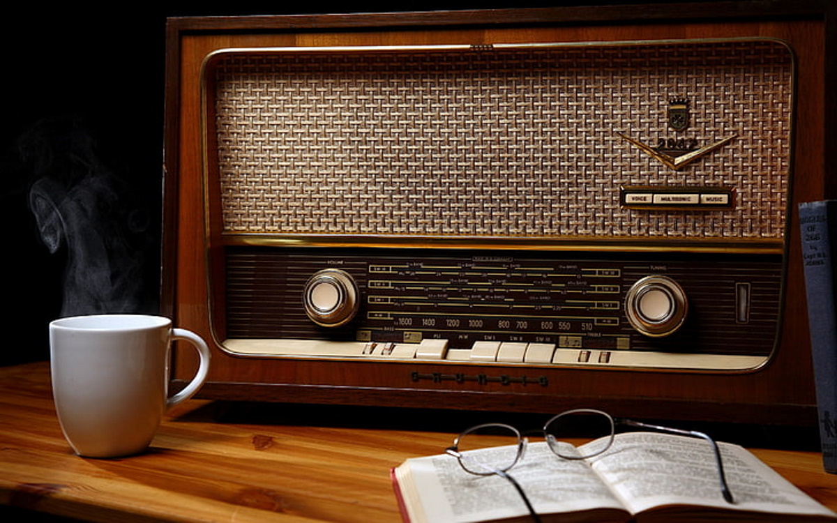 Antigua radio de madera El